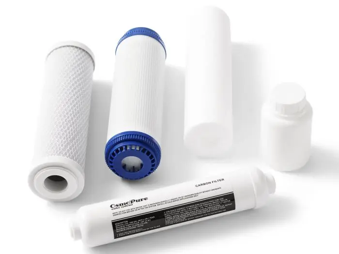 Filterset met 1x sedimentfilter 5 micron, 1x GAC koolfilter, 1x blok koolfilter van 10 inch, 1x post koolfilter en reinigingsvloeistof.