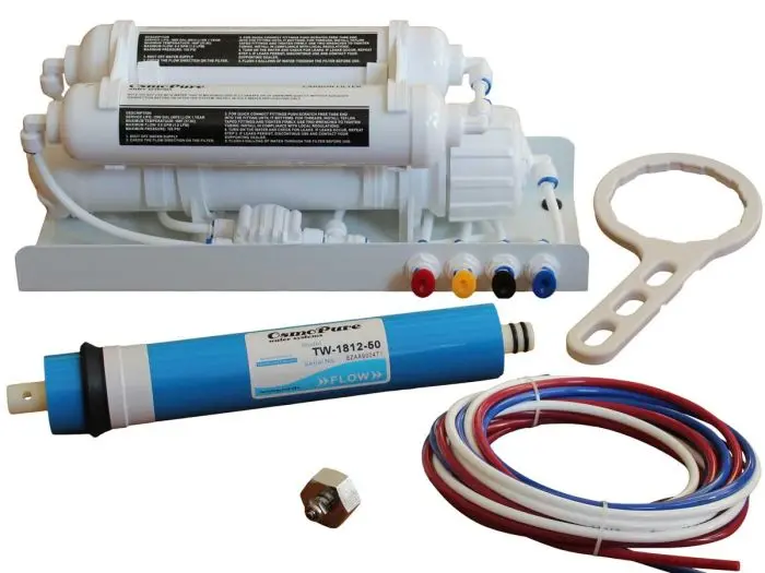 Osmoseapparaat OsmoPure 75 BR met een opbrengst van 285 liter osmosewater per dag op metalen plaat.