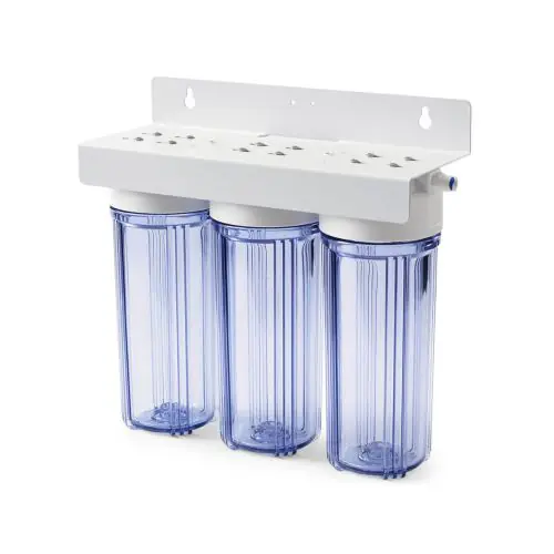 Drie filterhuizen van 10 inch bevestigd op metalen plaat.