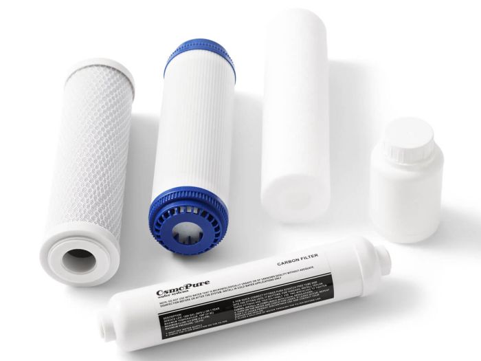 Filterset met 1x sedimentfilter 5 micron, 1x GAC koolfilter, 1x blok koolfilter van 10 inch, 1x post koolfilter en reinigingsvloeistof.