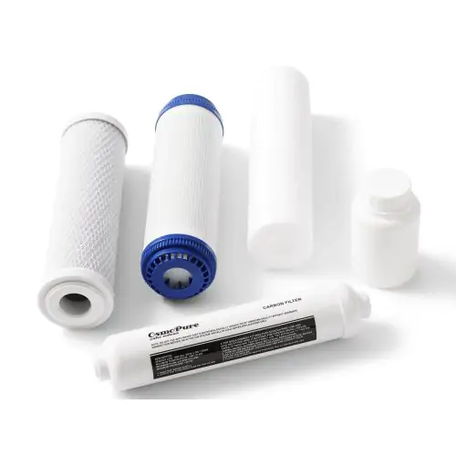 Filterset met 1x sedimentfilter 5 micron, 1x GAC koolfilter, 1x blok koolfilter van 10 inch, 1x post koolfilter en reinigingsvloeistof.